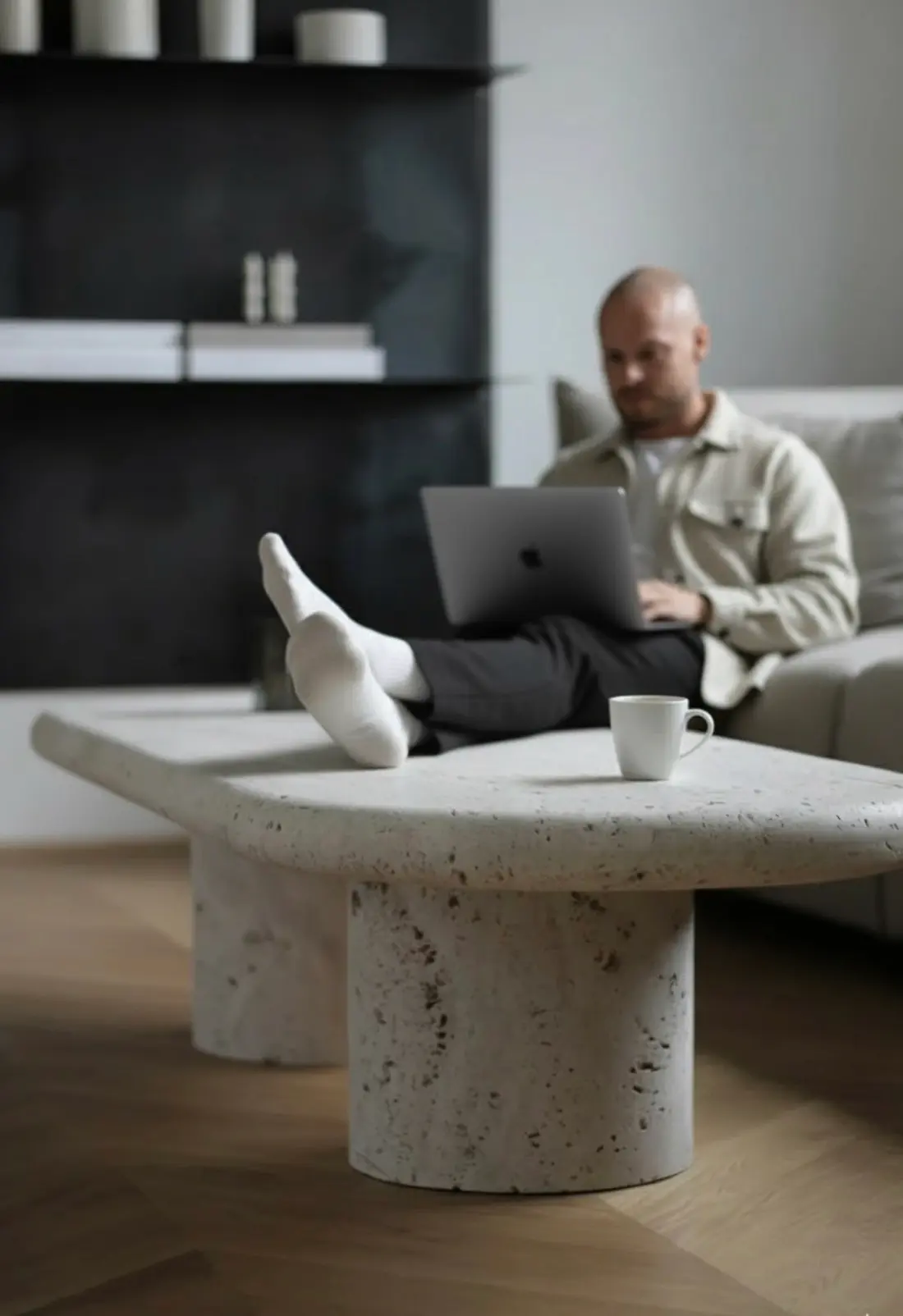 Ruben Juncher arbejder på sin bærbare i sofaen